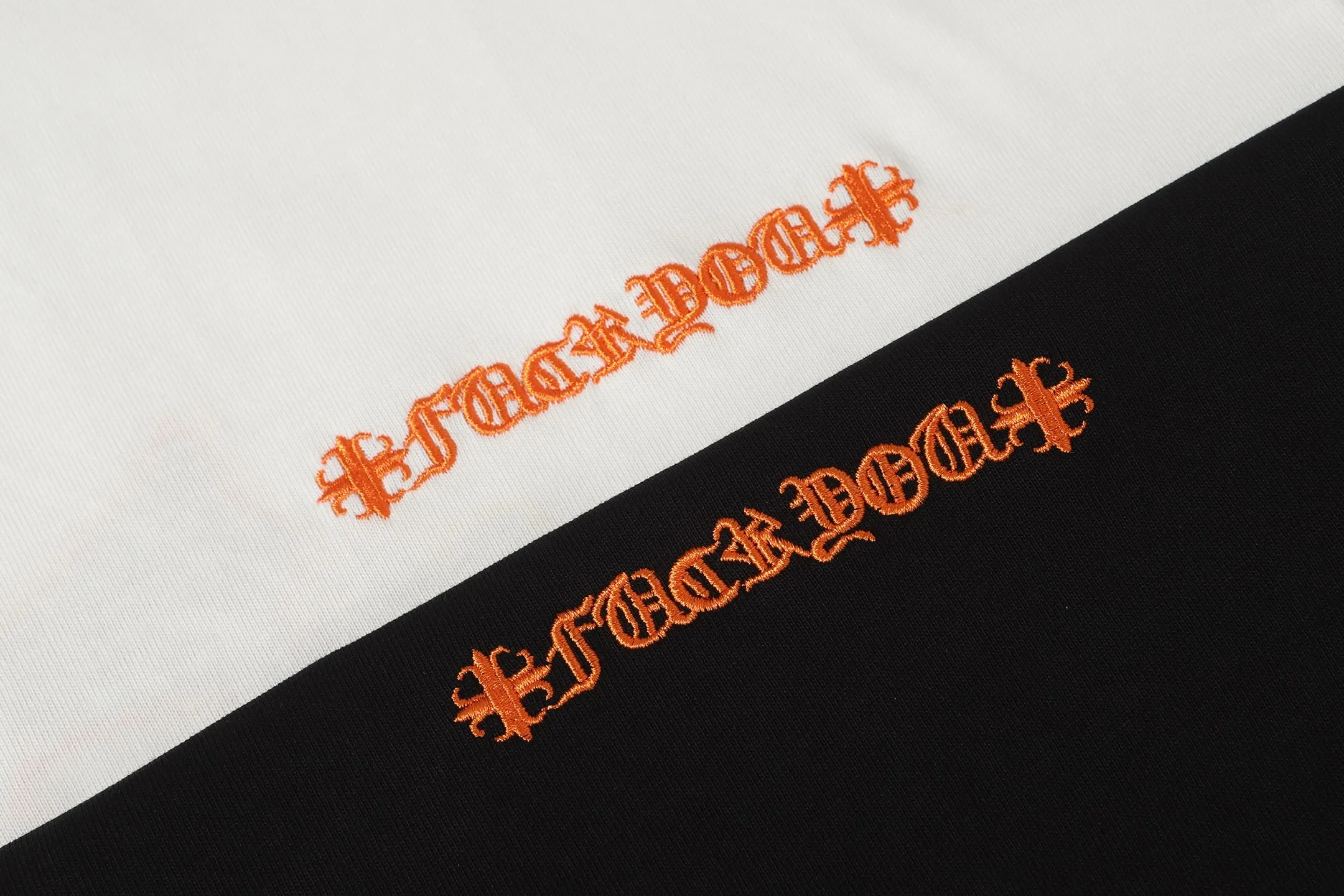 P170 2209 style 280g heavy double yarn -Chrome Hearts/Chrome Hearts Color Cross✝️Skin embroidered short-sleeved T-shirt -High weight, high density and high quality. The wool is soft, delicate and skin-friendly. It feels soft and silky. It has excellent warmth and skin-friendly properties. -Customized weaving and dyeing, no color difference. No matter the fabric or workmanship details, it beats the ordinary version on the market. -Colour: black white -Size: S M L XL